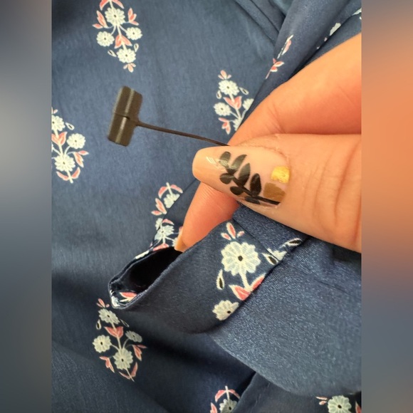 NWOT Liz Claiborne Satin Floral Tunic Blouse in Navy - Picture 4 of 12